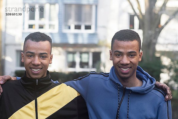 Porträt der Zwillingsbrüder  lächelnd