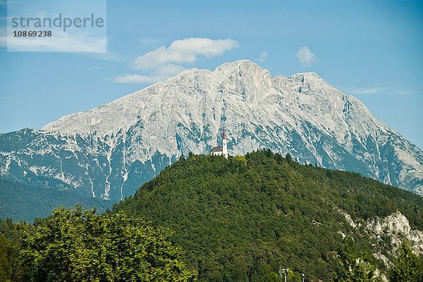 Kirche auf dem Hügel vor dem Berg  Tirol  Österreich