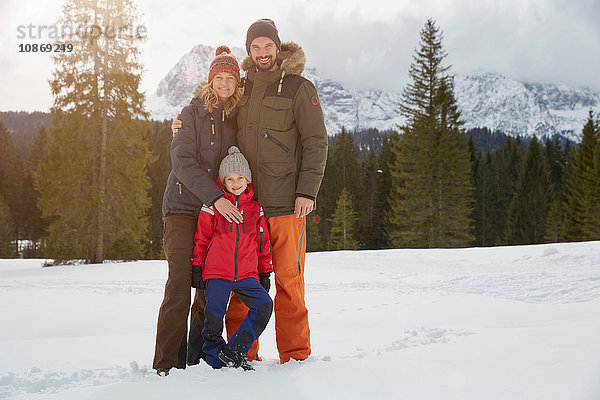 Porträt von Eltern und Sohn in schneebedeckter Landschaft  Elmau  Bayern  Deutschland