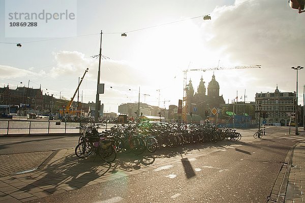 Fahrräder in der Nähe des Centraal Station geparkt  Amsterdam  Niederlande