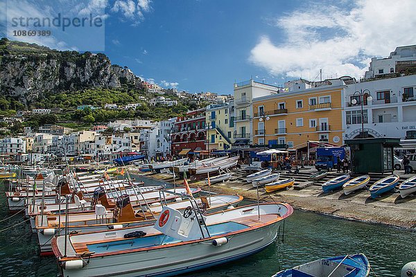 Fischerboote im Hafen der Insel Capri  Kampanien  Italien