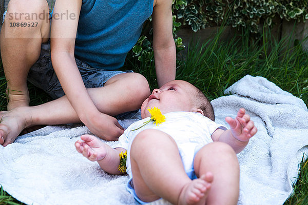 Schnappschuss eines kleinen Jungen  der seinen Bruder im Garten anstarrt