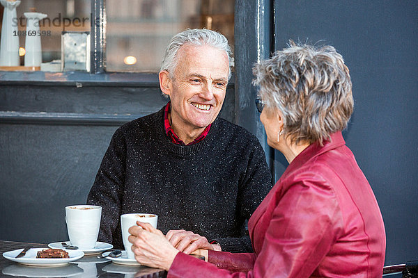 Älteres Ehepaar im Straßencafé  das Kaffee trinkt und plaudert