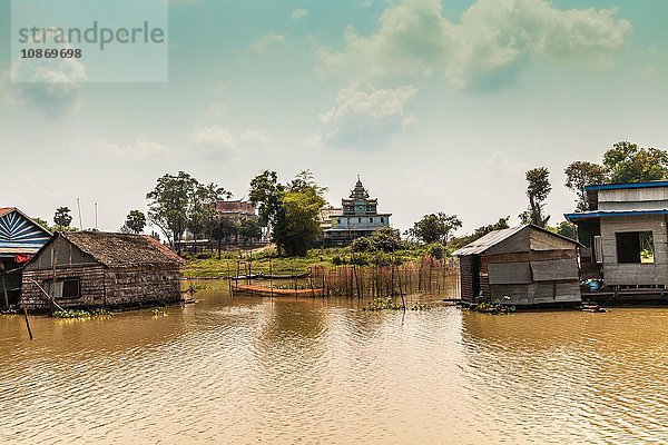 Bootsfahrt von Siem Reap nach Battambang entlang des Sangkae-Flusses. Cheu Khmao Pagode oder Schwarzholzpagode  Sangkae Fluss  Kambodscha