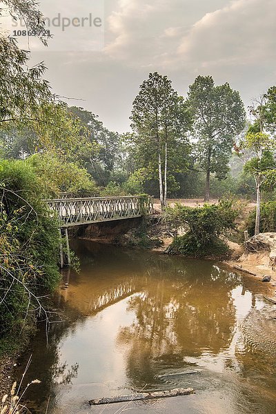 Brücke über den Fluss Siem Reap auf dem Weg von Siem Reap zu den Ruinen des Banteay-Srei-Tempels  Angkor-Wat-Komplex  Kambodscha