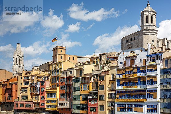 Die Kathedrale und die Kirche Sant Felix hinter der Skyline der Stadt Girona. Die katalanische Unabhängigkeitsflagge und die Häuser der Altstadt