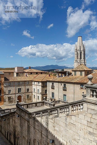 Die Treppe der Kathedrale und dahinter die Kirche Sant Felix. Altstadt von Girona