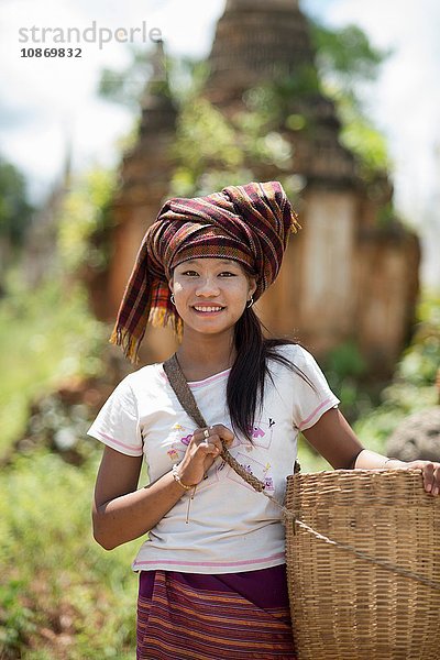 Teenager-Mädchen mit Kopftuch tragendem Korb  Inle-See  Burma