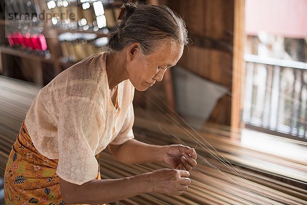 Ältere Frau arbeitet  Inle See  Birma