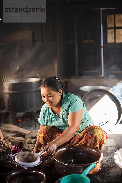 Ältere Frau arbeitet  Inle See  Birma