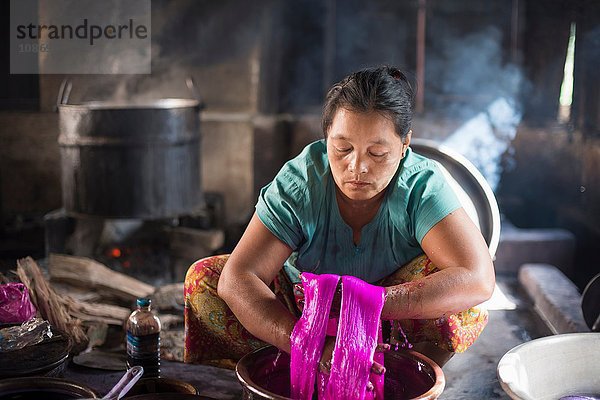 Ältere Frau arbeitet  Inle See  Birma