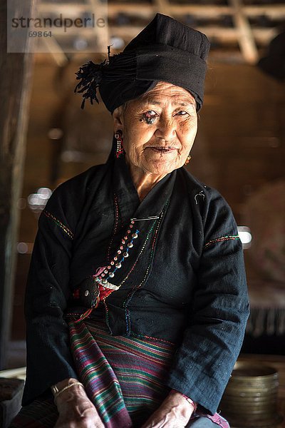 Porträt einer älteren Frau in traditioneller Kleidung  Shan-Staat  Keng Tung  Birma