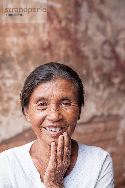 Reife Frau mit Hand am Kinn  Bagan  Burma