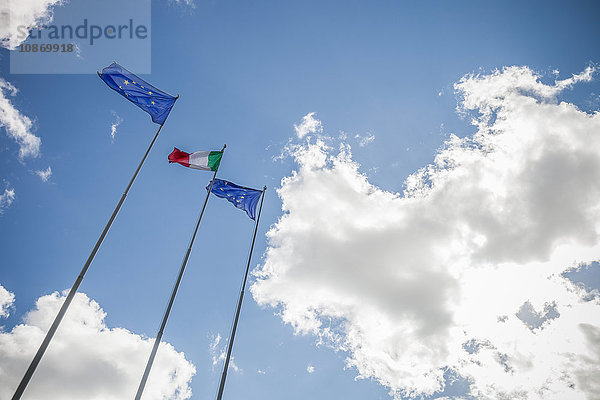 Flaggen  die im Wind am Fahnenmast flattern  Italien