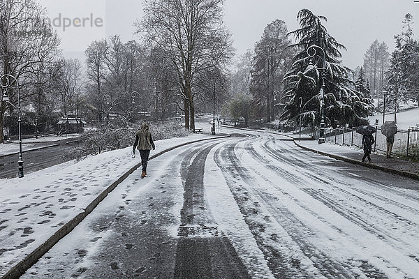 Menschen  die auf einer schneebedeckten Straße gehen