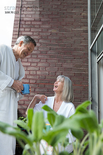 Pärchen plaudern  Kaffee auf dem Balkon trinken