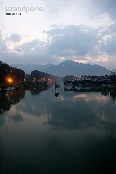 Brücke und Bootshäuser auf dem Dal-See  Srinagar  Kaschmir  Indien