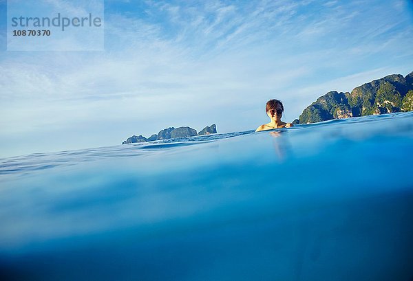 Junge Frau beim Wassertreten im Meer  Phi Phi-Inseln  Thailand