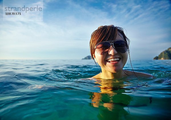 Junge Frau schwimmt im Meer  Phi Phi-Inseln  Thailand