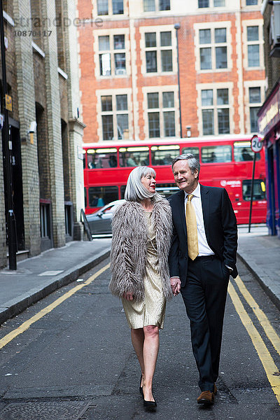 Verkleidetes Paar geht auf der Straße
