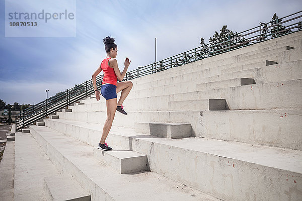 Junge Läuferinnen trainieren auf der Treppe