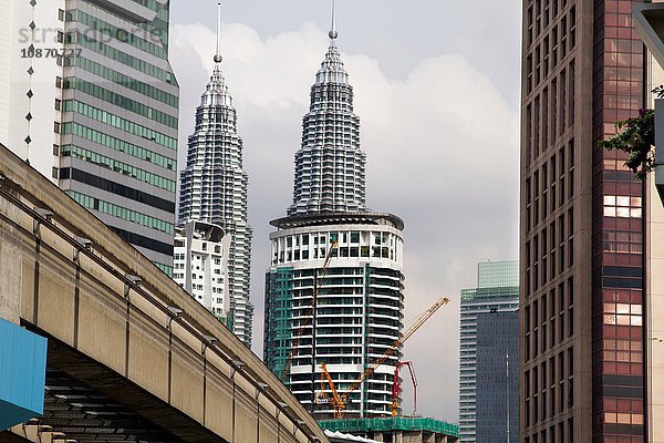 Blick auf Einschienenbahn und Petronas-Türme  Kuala Lumpur  Malaysia