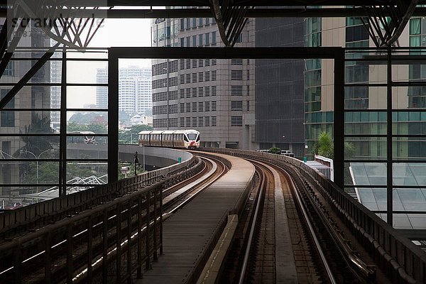 Blick vom Bahnhof auf Einschienenbahn und Zug  Kuala Lumpur  Malaysia