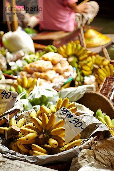 Ausstellung von frischem Obst am Marktstand  Rachaburi  Thailand