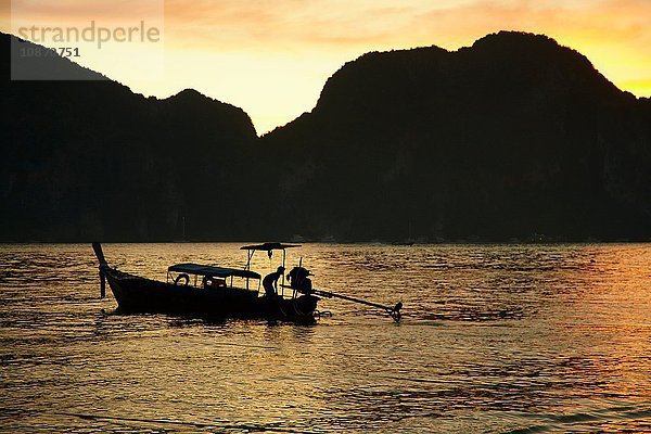 Meereslandschaft und Boot bei Sonnenuntergang  Phi Phi Don  Thailand