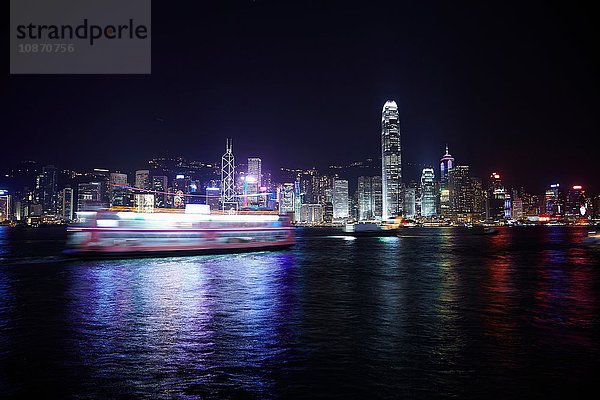 Fähre und Hafen bei Nacht  Hongkong  China
