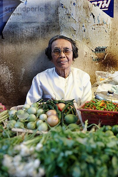 Porträt einer reifen weiblichen Marktstandhalterin  Damnoen Saduak Market  Thailand