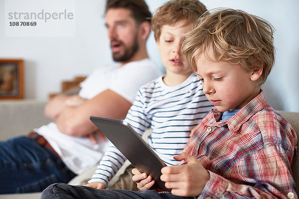 Jungen mit Vater verwenden digitales Tablett