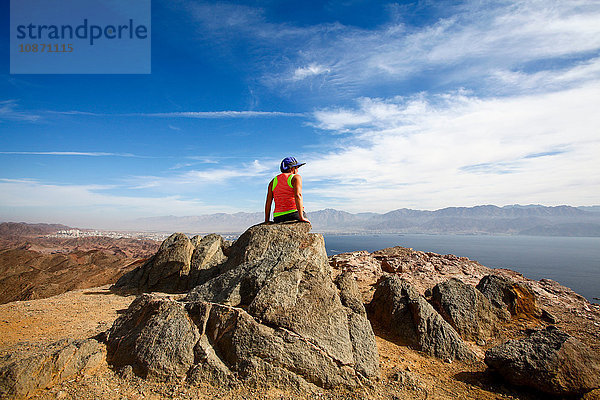 Wanderin geniesst die Aussicht von einem Gipfel des Eilat-Gebirges  Israel