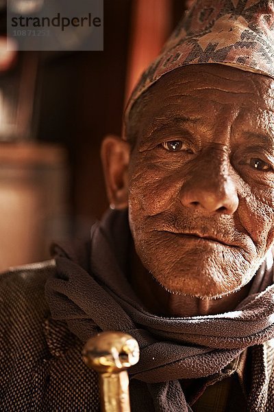 Porträt eines hochrangigen Mannes  Thamel  Kathmandu  Nepal