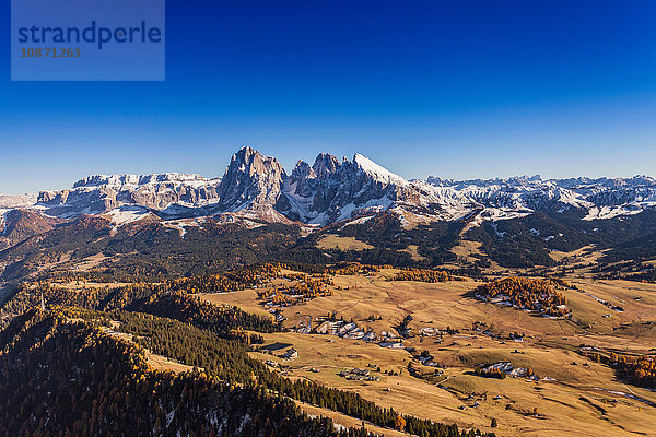 Berglandschaft  Dolomiten  Italien vom Hubschrauber aus aufgenommen