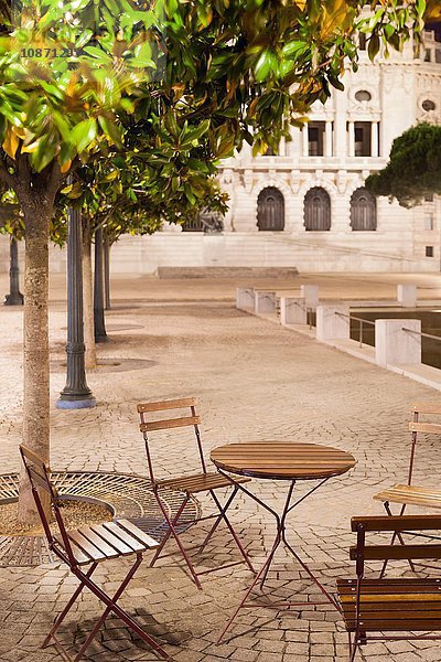 Tisch und Stühle auf der Avenida dos Aliandos  Porto  Portugal