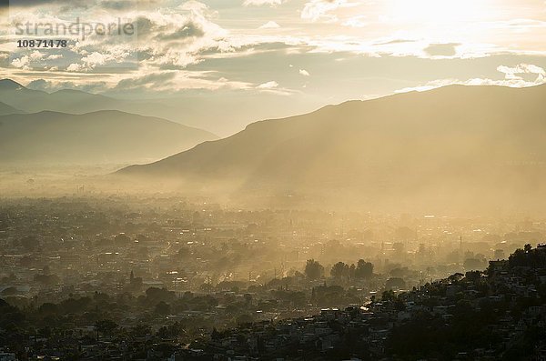 Blick über Monte Alban im Morgengrauen  Oaxaca  Mexiko