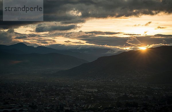 Blick über Monte Alban im Morgengrauen  Oaxaca  Mexiko