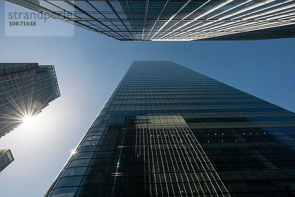 Niedrigwinkelansicht von Wolkenkratzern mit Glasfronten  London  UK