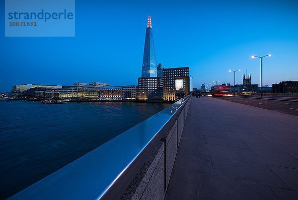 Die Londoner Brücke und die Scherbe bei Nacht  London  Großbritannien