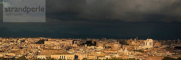 Panoramablick vom Gianicolo-Hügel über die Skyline von Rom  Rom  Italien