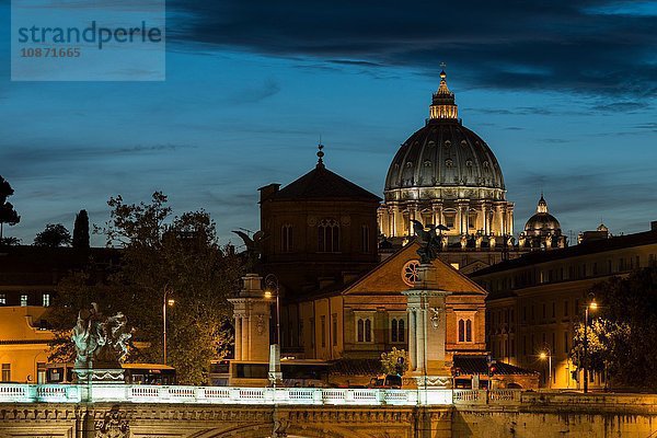 Ponte Vittorio Vittorio Emanuele II & die Kuppel des Petersdoms  Rom  Italien