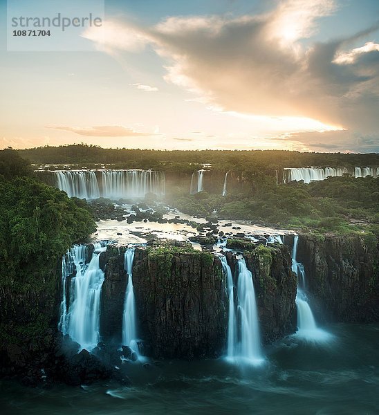 Erhöhte Ansicht der Iguazu-Wasserfälle  Parana  Brasilien