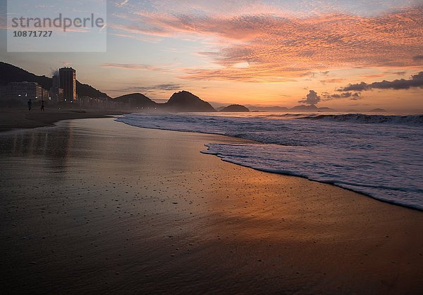 Wellen schlagen im Morgengrauen über den Strand von Copacabana  Rio De Janeiro  Brasilien