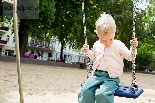 Kleines Mädchen auf Schaukel im Park