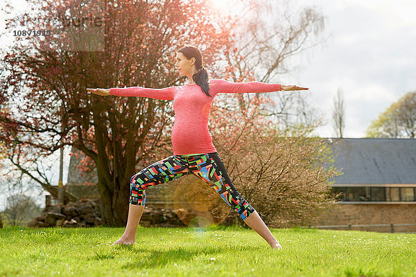 Schwangere Frau im Freien  in Yogastellung