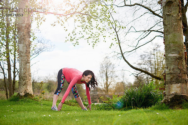 Schwangere Frau  die im Freien Sport treibt  Stretching