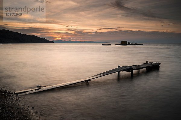 Pier am Strand von Copacabana bei Sonnenuntergang  Copacabana  Titicacasee  Bolivien  Südamerika