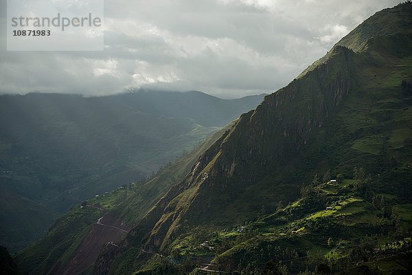 Blick durchs Tal  Sorata  Cordillera Real  Bolivien  Südamerika