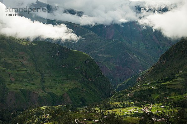 Wolken über dem Tal  Sorata  Cordillera Real  Bolivien  Südamerika